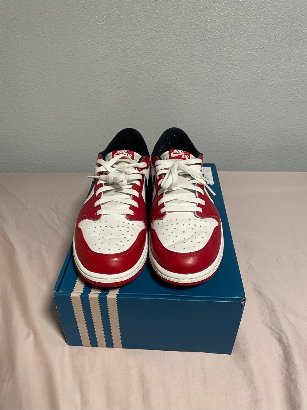 Air Jordan 1 Low Chicago - Men's Size 12 PREOWNED
- No Box